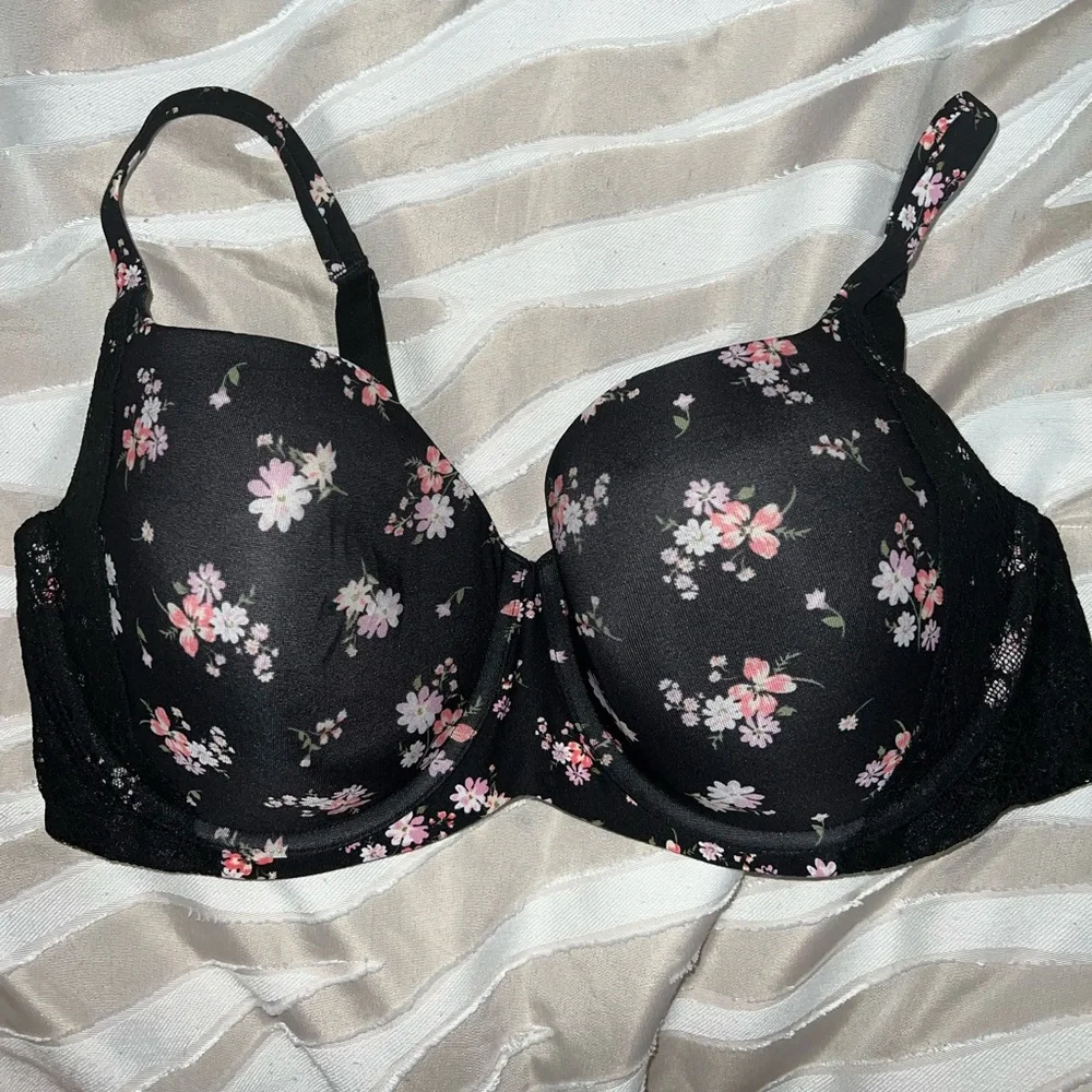 Black and Floral Push-up Bra - Picture 1 of 3